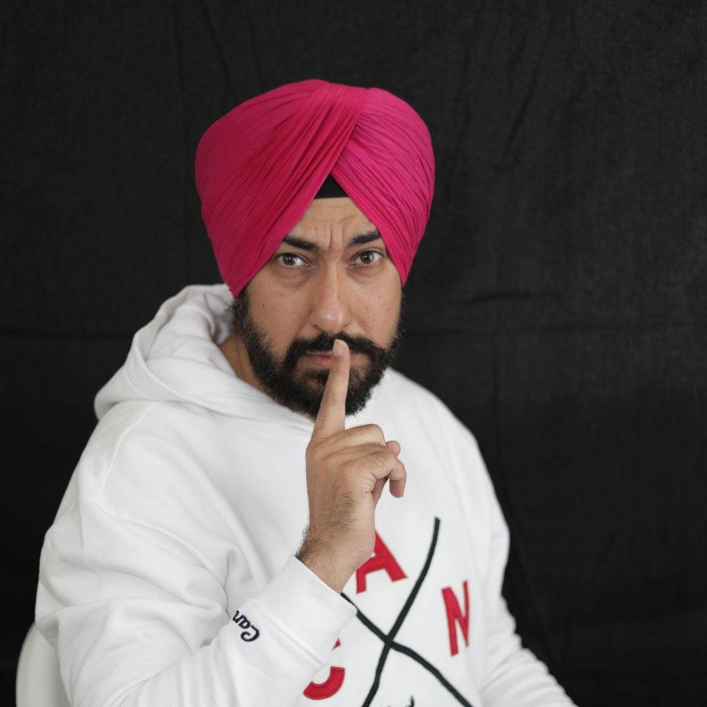 Harmeet Singh Kohli performing at a corporate gala event